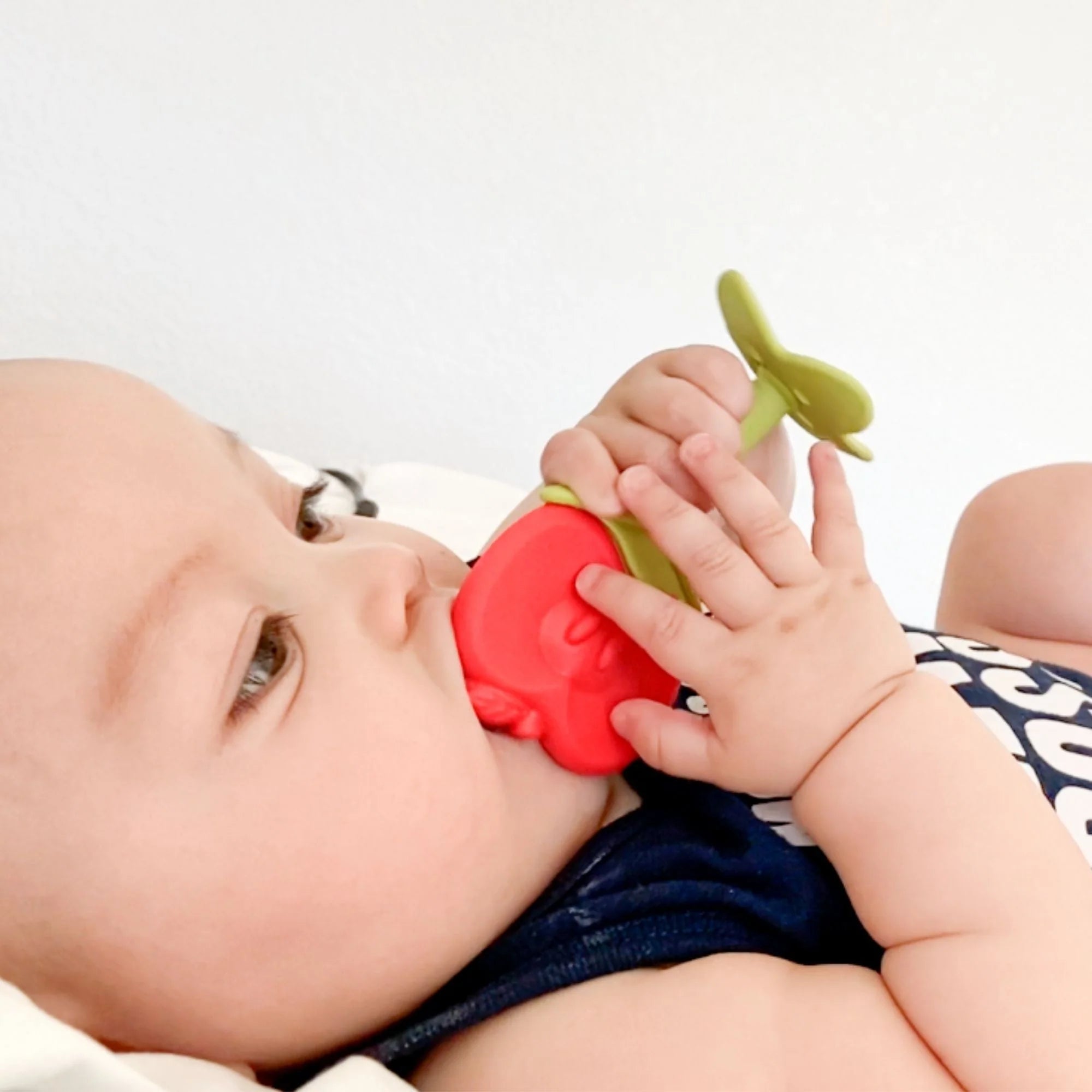 Innobaby Teethin SMART EZ Grip Fruit Teether - Apple
